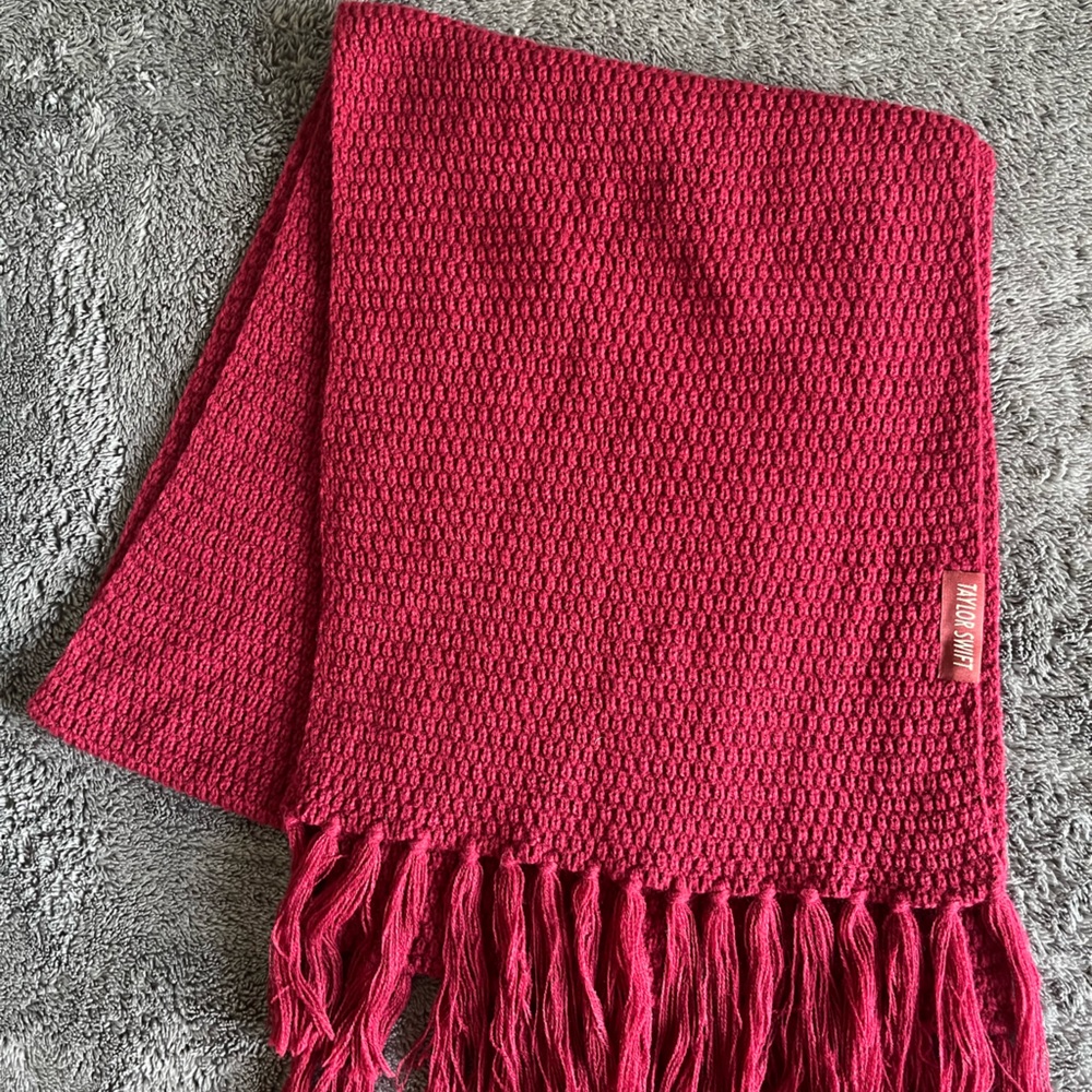 TAYLOR SWIFT SCARF